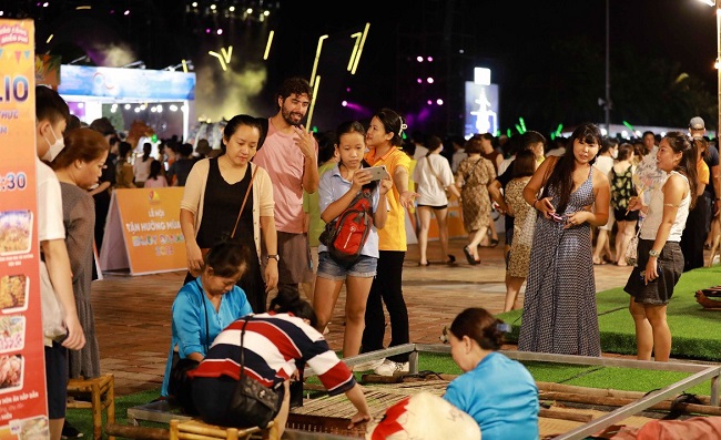 Khách Tây thích thú trải nghiệm Lễ hội Tận hưởng mùa hè Đà Nẵng