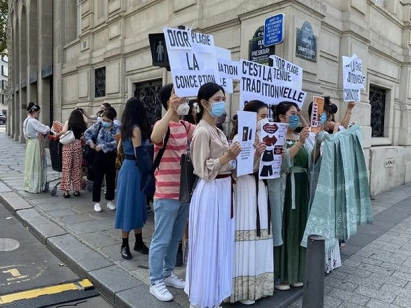 Du học sinh Trung Quốc biểu tình phản đối Dior 