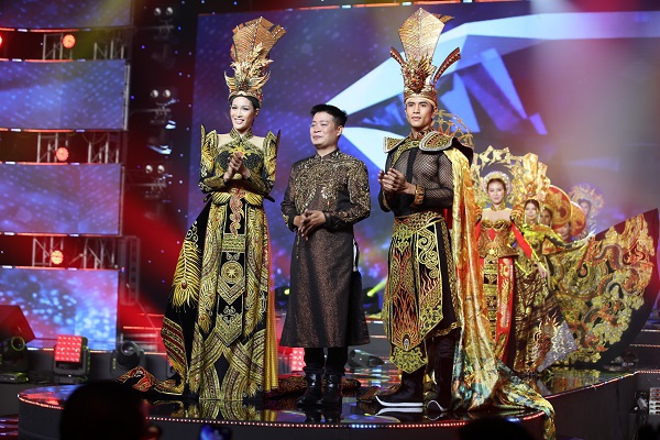 Nhà thiết kế Tuấn Hải cũng dàn người mẫu biểu diễn Bộ sưu tập Áo dài Hồn Việt