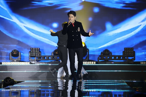 Không khí đêm dạ tiệc sôi động qua hai bài hát do ca sĩ Y Thanh và Lâm Vũ trình bày