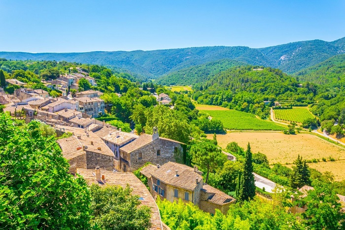Khám phá ngôi làng Ménerbes đẹp như tranh vẽ ở Pháp