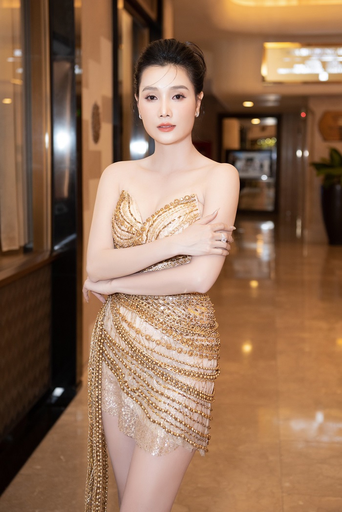 Tiếp tục xuất hiện trong những dự mới sau cuộc thi sắc đẹp, Julia Ngọc cũng không quên làm mới mình bằng xu hướng thời trang đa dạng