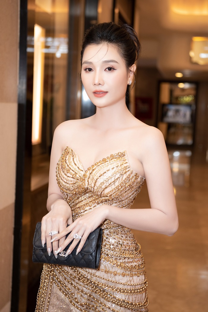 Nữ Hoàng Đại Sứ Việt Nam Toàn Cầu Julia Ngọc xuất hiện với phong cách mới