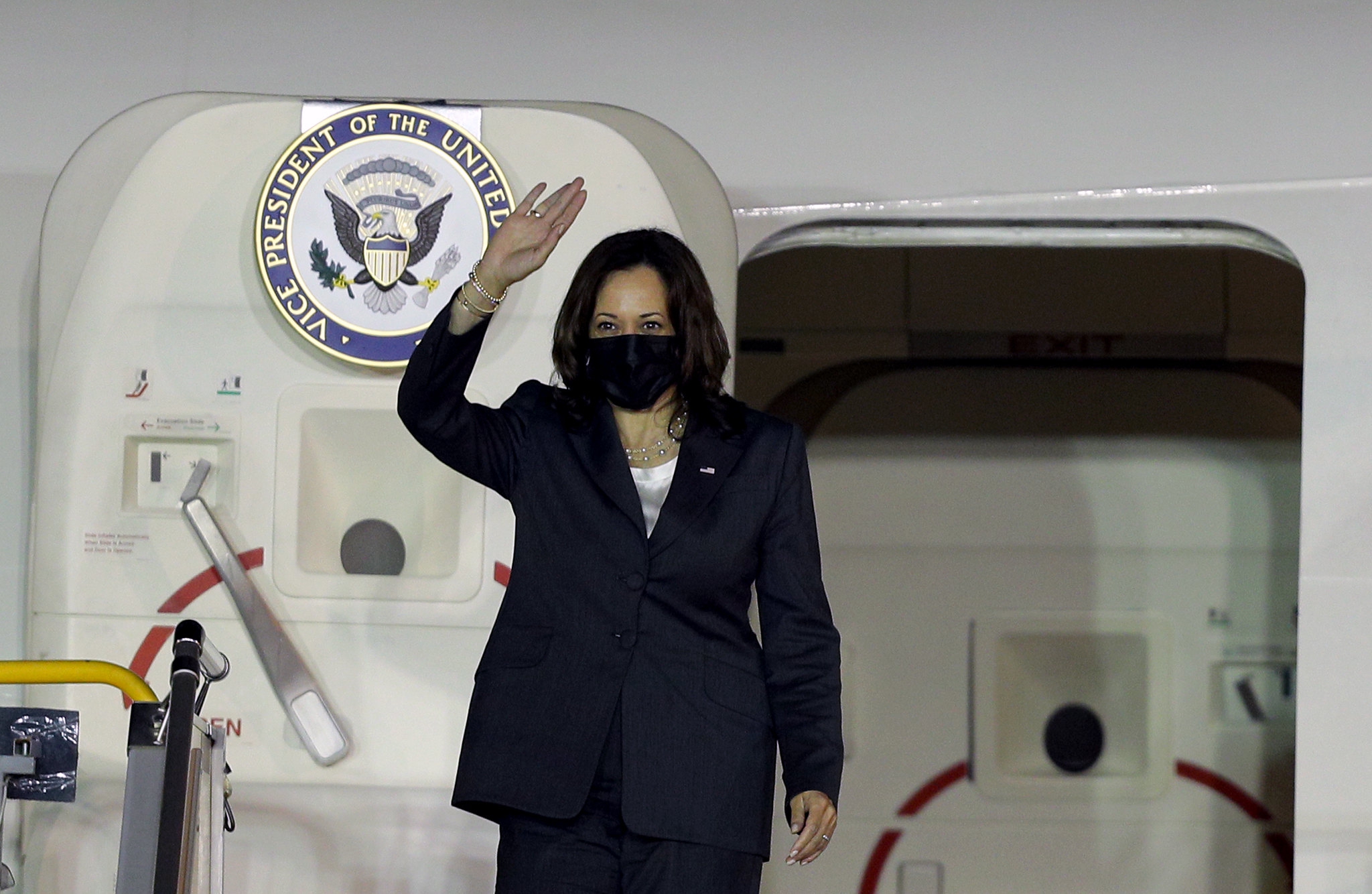 Phó Tổng thống Mỹ Kamala Harris đến Hà Nội, bắt đầu chuyến thăm Việt Nam