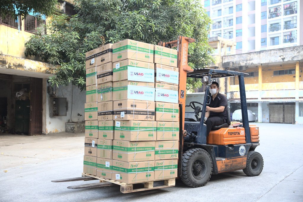 Việt Nam nhận viện trợ trang thiết bị y tế từ USAID